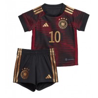 Tyskland Serge Gnabry #10 Bortadräkt Barn VM 2022 Kortärmad (+ Korta byxor)